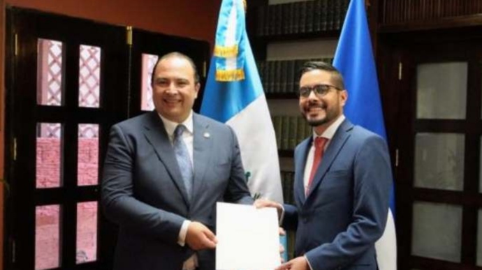 Embajador de Nicaragua entrega copias de estilo en Guatemala