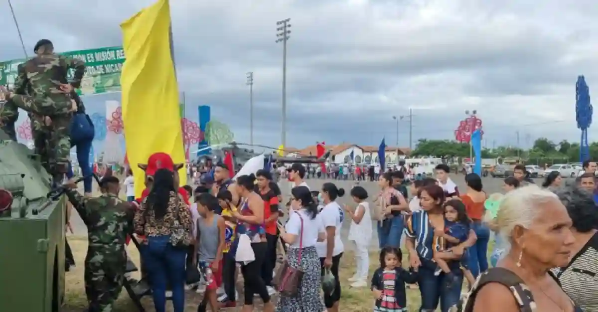 Familias nicaragüenses disfrutan de la Exposición Estática del Ejército de Nicaragua