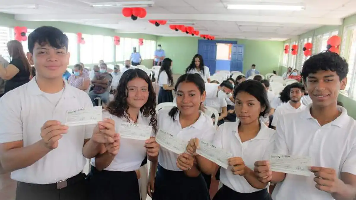 La Compañera Vicepresidenta Rosario Murillo realizó un anuncio que marca un hito significativo en el apoyo a la educación y al bienestar de los graduados de bachillerato en Nicaragua. La decisión de aumentar el bono destinado a los bachilleres del país de 1,000 córdobas a una suma de 3,000 córdobas es una muestra concreta del compromiso del gobierno en brindar oportunidades y alivio financiero a las familias en momentos clave de la vida de sus hijos.