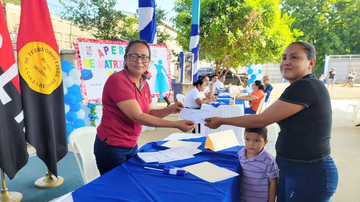 Foto Cortesía / Padres de familia participan en proceso de matricula para Ciclo Escolar 2024