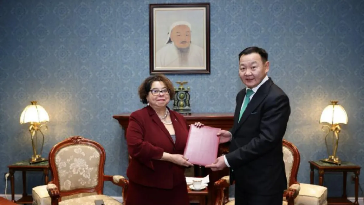 Embajadora Alba Torres entrega sus cartas credenciales al Presidente de Mongolia