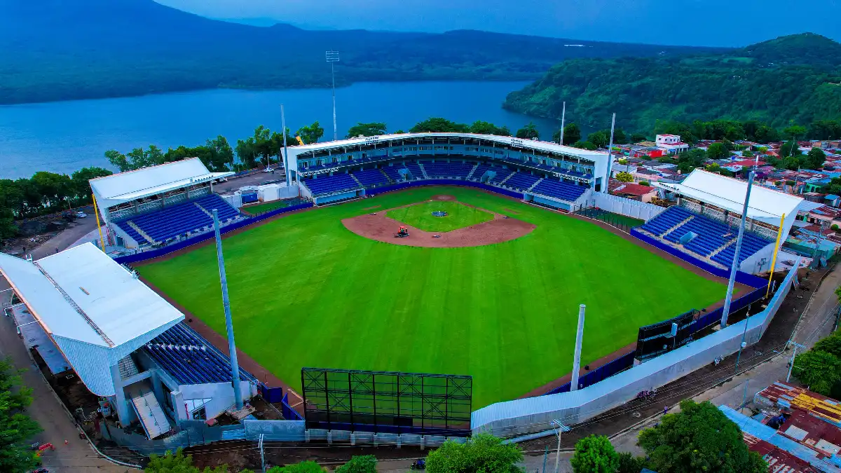 Este viernes 24 de noviembre, se estará dando por inaugurada esta majestuosa obra del Estadio Roberto Clemente en Masaya con el torneo de Béisbol Premundial categoría U-23, que se realizará de nuestro país.