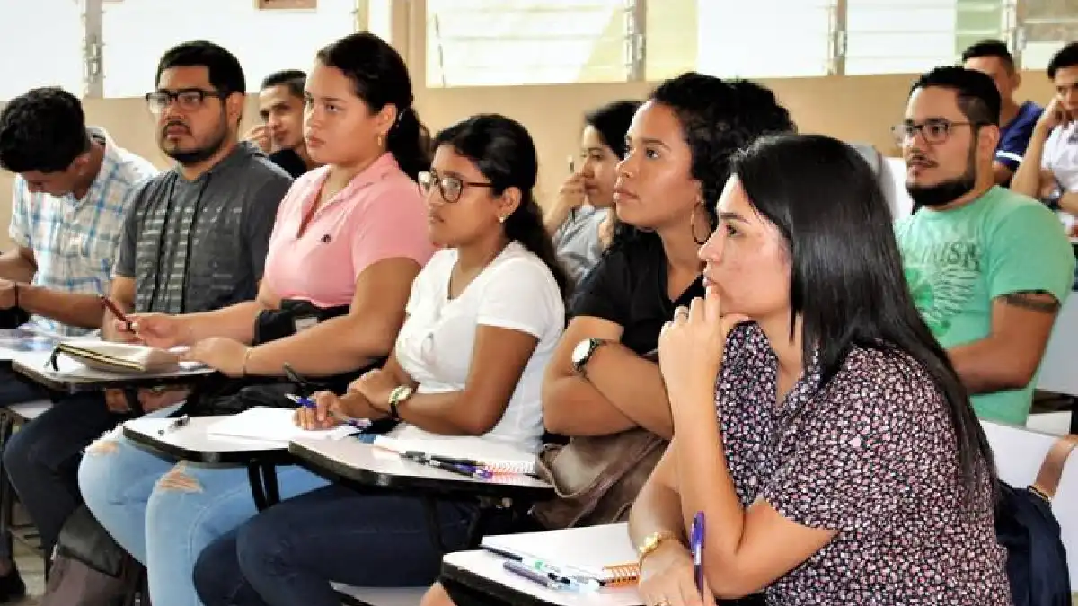 Como parte de la Restitución de Derechos que asegura el Gobierno de Reconciliación y Unidad Nacional, presidido por el Comandan-te Daniel Ortega y la Compañera Rosario Muri-llo, los Jóvenes nicaragüenses del Campo y la Ciudad gozarán de Educación Superior Gra-tuita .