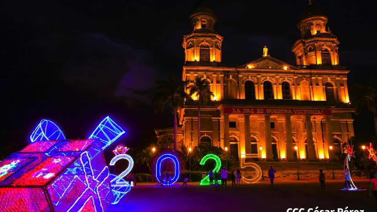 Managua se llena de color y tradición: Familias disfrutan de los adornos navideños y altares marianos