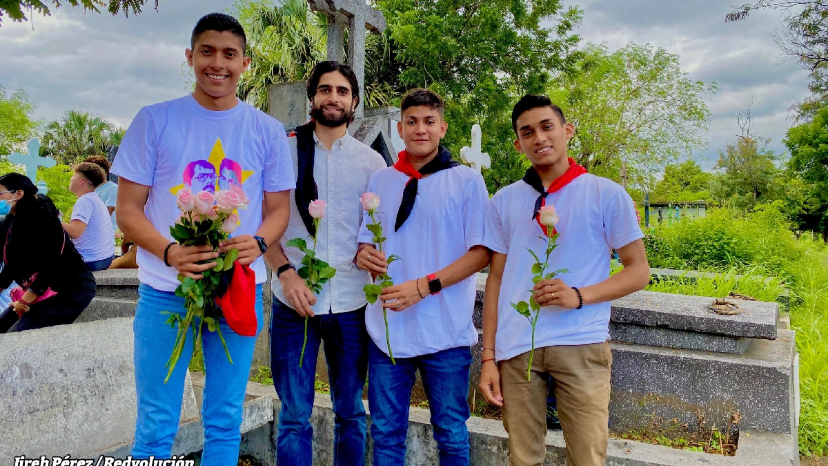 Juventud Sandinista deposita ofrenda floral por el natalicio 74 del Comandante Camilo Ortega Saavedra