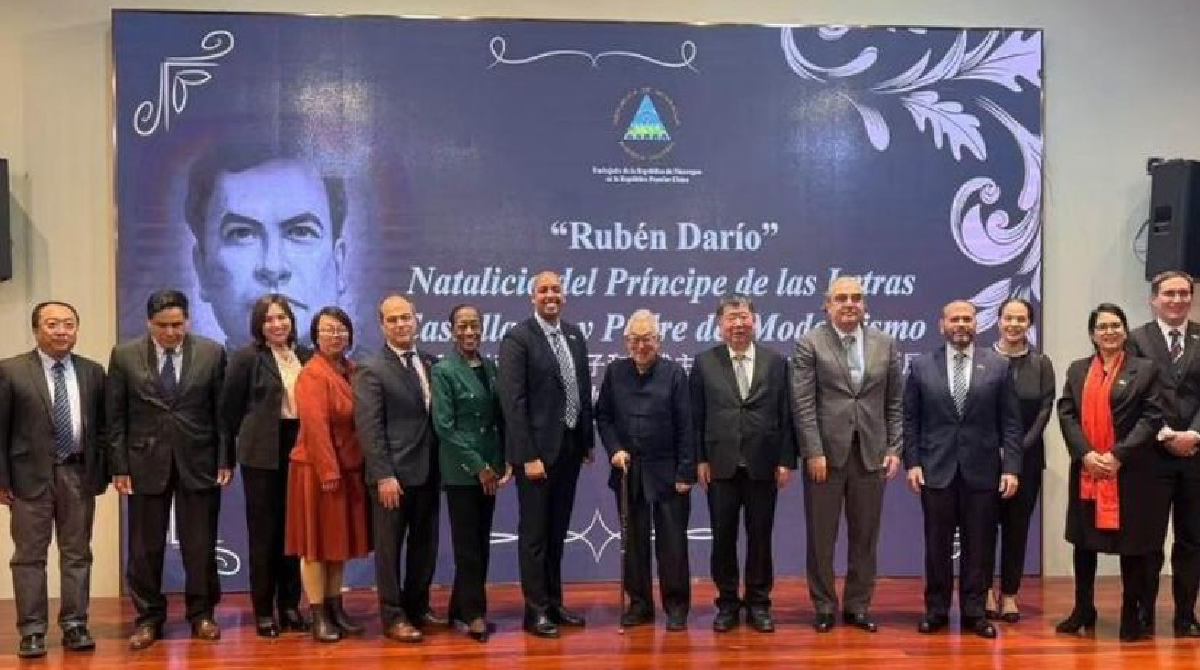 Delegación nicaragüense conmemora el 158 aniversario del natalicio de Rubén Darío en Beijing