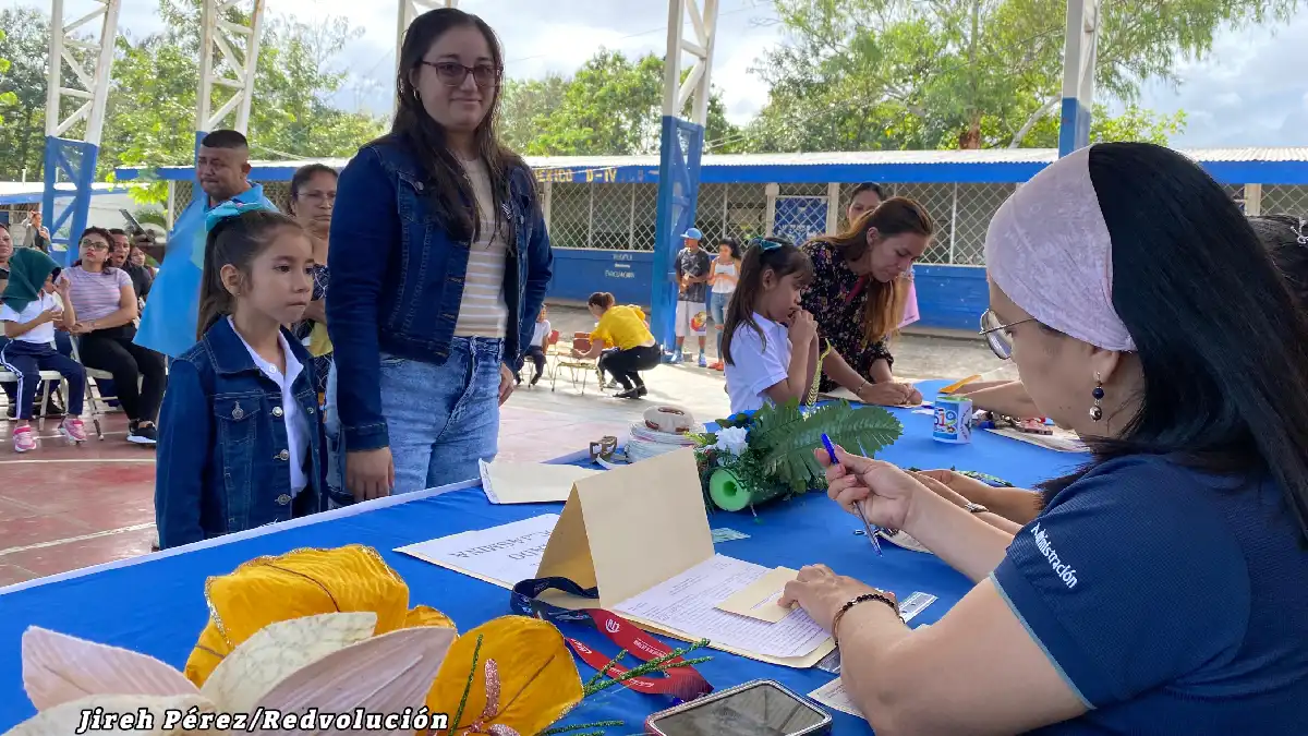 Niñas y Niños del Colegio Experimental Mexico Reciben Bono Presidencial Escolar