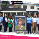 Con flores y cantos honramos a Sandino en República Dominicana