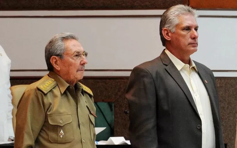 Raúl Castro y Miguel Díaz-Canel saludan al Comandante Daniel Ortega por cumpleaños