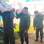 Efectivos del Batallón Ecológico “BOSAWAS” participan en descarga de merienda escolar en Rosita