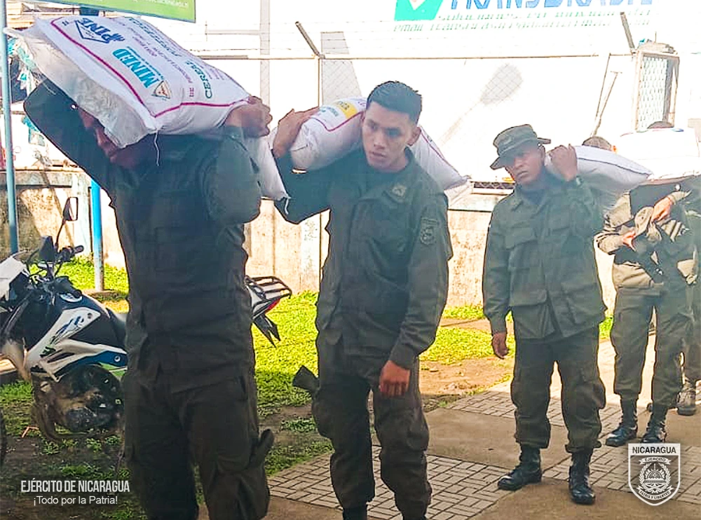 Efectivos del Batallón Ecológico “BOSAWAS” participan en descarga de merienda escolar en Rosita