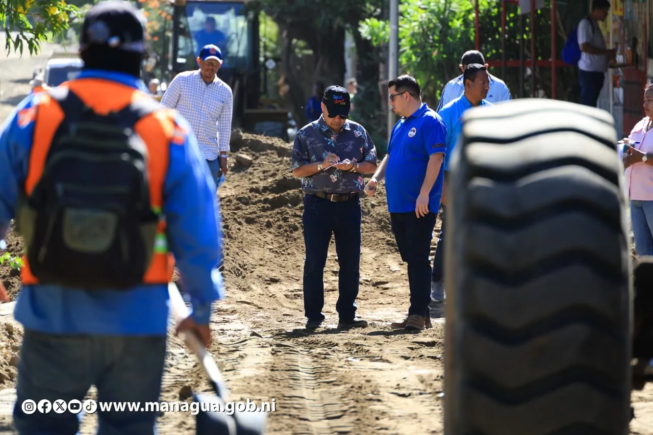Autoridades municipales constatan progreso de obras viales en Villa Libertad