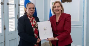 Nuestra Embajadora en Cuba presenta Copias de Estilo