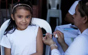 Jornada de vacunación VPH protege a niñas y niños del barrio Las Torres