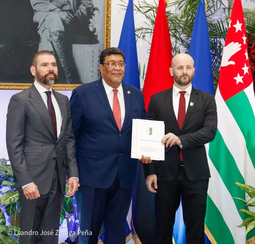 Compañero Alias Aiba presenta Copias de Estilo y es acreditado como embajador de Abjacia