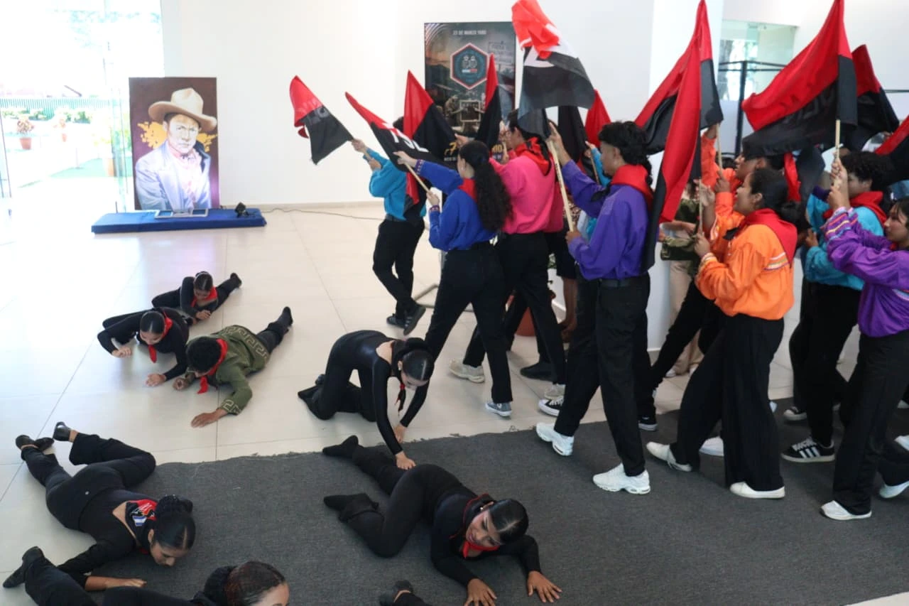 Arte y memoria viva: muestra fotográfica revive la Gran Cruzada Nacional de Alfabetización