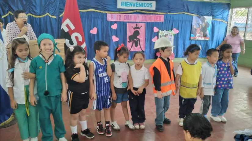 Colegio Carlos Blass conmemora el Día Internacional de la Mujer con pasarela y actividades culturales