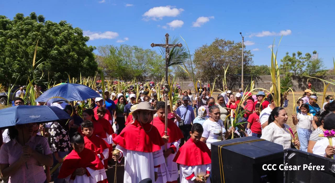 Fieles católicos abarrotan la Catedral de Managua en procesión de Domingo de Ramos