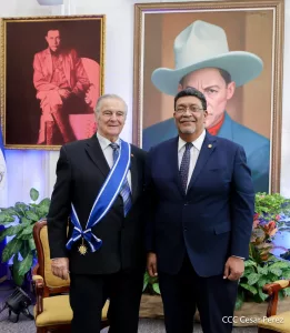 Nicaragua condecora al embajador venezolano Francisco Javier Arrúe con la Orden José de Marcoleta