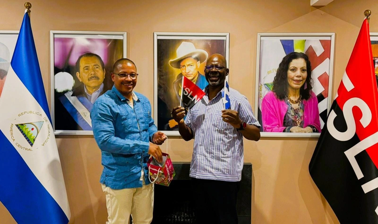 Misión Diplomática de Nicaragua recibe visita del Secretario General del Partido Comunista de Sudáfrica