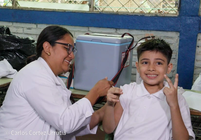 Ministerio de Salud aplica primera dosis de vacuna contra el VPH a niños y niñas de 9 años