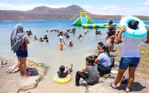 Familias disfrutan del Jueves Santo en la laguna de Xiloá con sol, naturaleza y la alegría de vivir en paz
