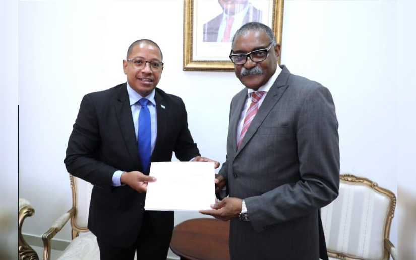 Compañero Danilo Chang Cash presenta Copias de Estilo en Angola