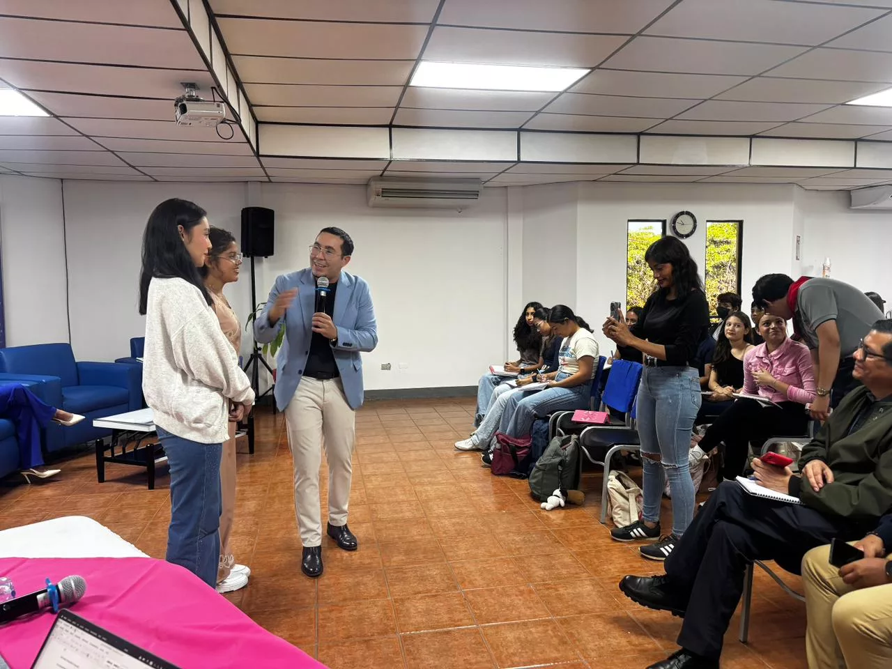 Intercambio entre comunicadores y estudiantes impulsa formación y unidad en la UNAN-Managua