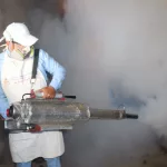 Fumigación y abatización llegan a Villa Dignidad para eliminar zancudos
