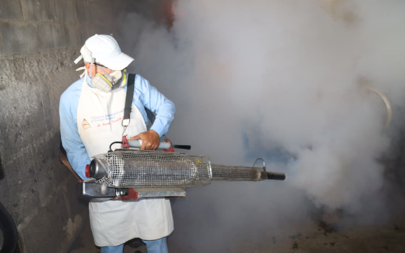 Fumigación y abatización llegan a Villa Dignidad para eliminar zancudos