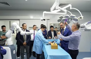 Médicos ortopedistas del MINSA inician capacitación en China sobre robótica e inteligencia artificial  