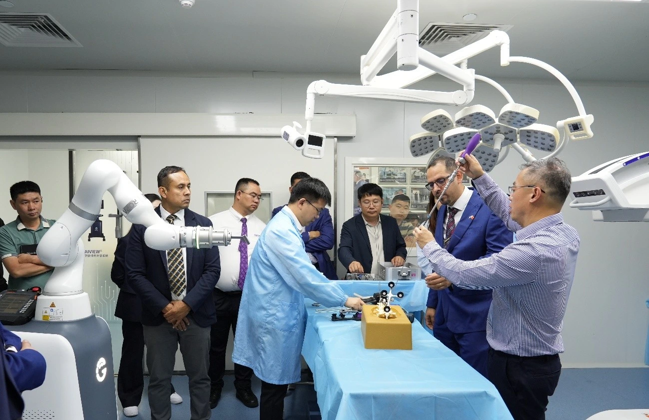 Médicos ortopedistas del MINSA inician capacitación en China sobre robótica e inteligencia artificial  