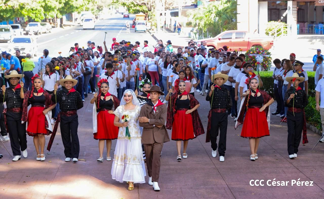Juventud Sandinista rinde homenaje al General Sandino en el 131 aniversario de su natalicio con música, flores y compromiso revolucionario