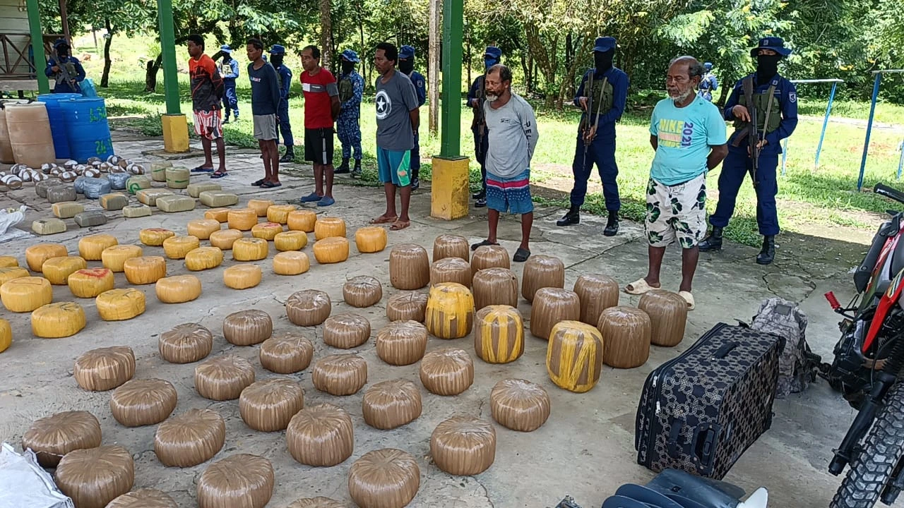 Fuerzas militares incautan 117 bultos de marihuana durante operativo en el Caribe Sur
