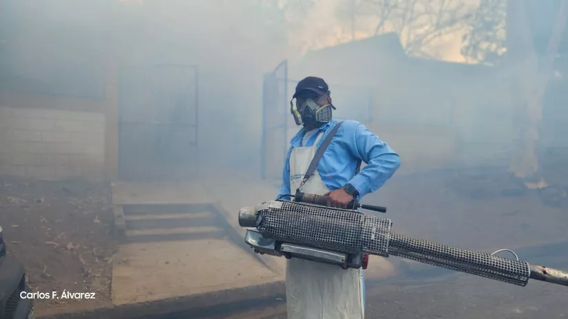 Barrio Grenada recibe fumigación y aplicación de Natular en jornada del MINSA