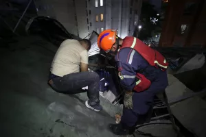 En imágenes: labores de rescate tras sismos de 7.2 y 7.5