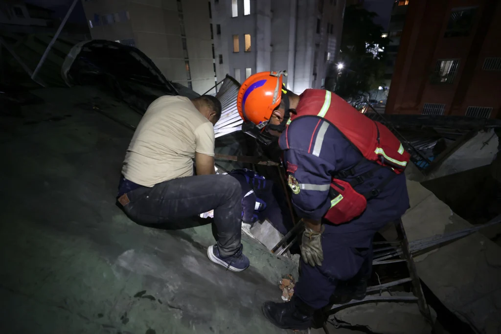 En imágenes: labores de rescate tras sismos de 7.2 y 7.5