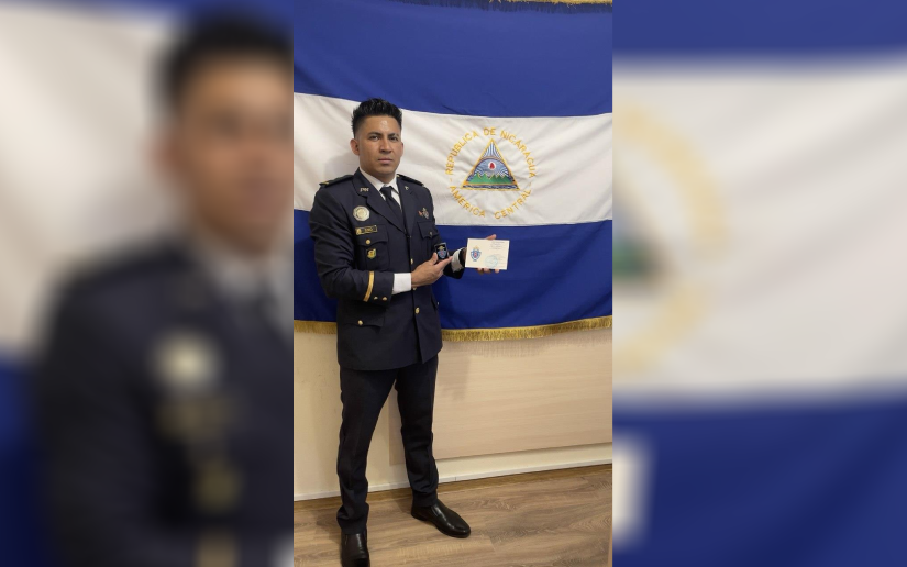 Oficial de la Policía Nacional recibe alta distinción académica en la Federación de Rusia