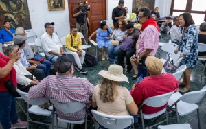 Poetas y escritores conmemoran el Día de la Alegría en la jornada literaria «La palabra en Revolución»