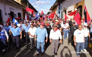 León conmemora con una multitudinaria caminata el 47 aniversario de la toma del Fortín de Acosasco