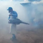 Jornada de fumigación y aplicación de larvicidas llega a más de 500 viviendas del barrio René Polanco