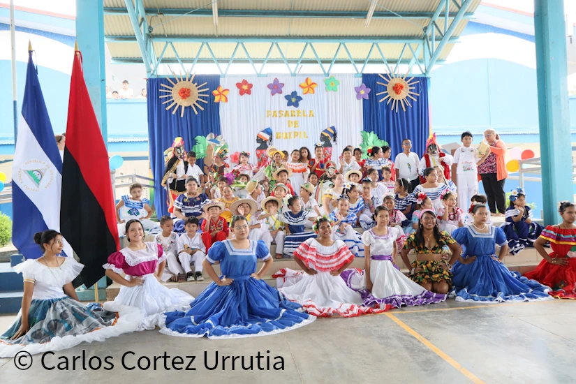 Estudiantes del colegio Otto de la Rocha celebran las Fiestas Patrias con colorida pasarela de huipiles