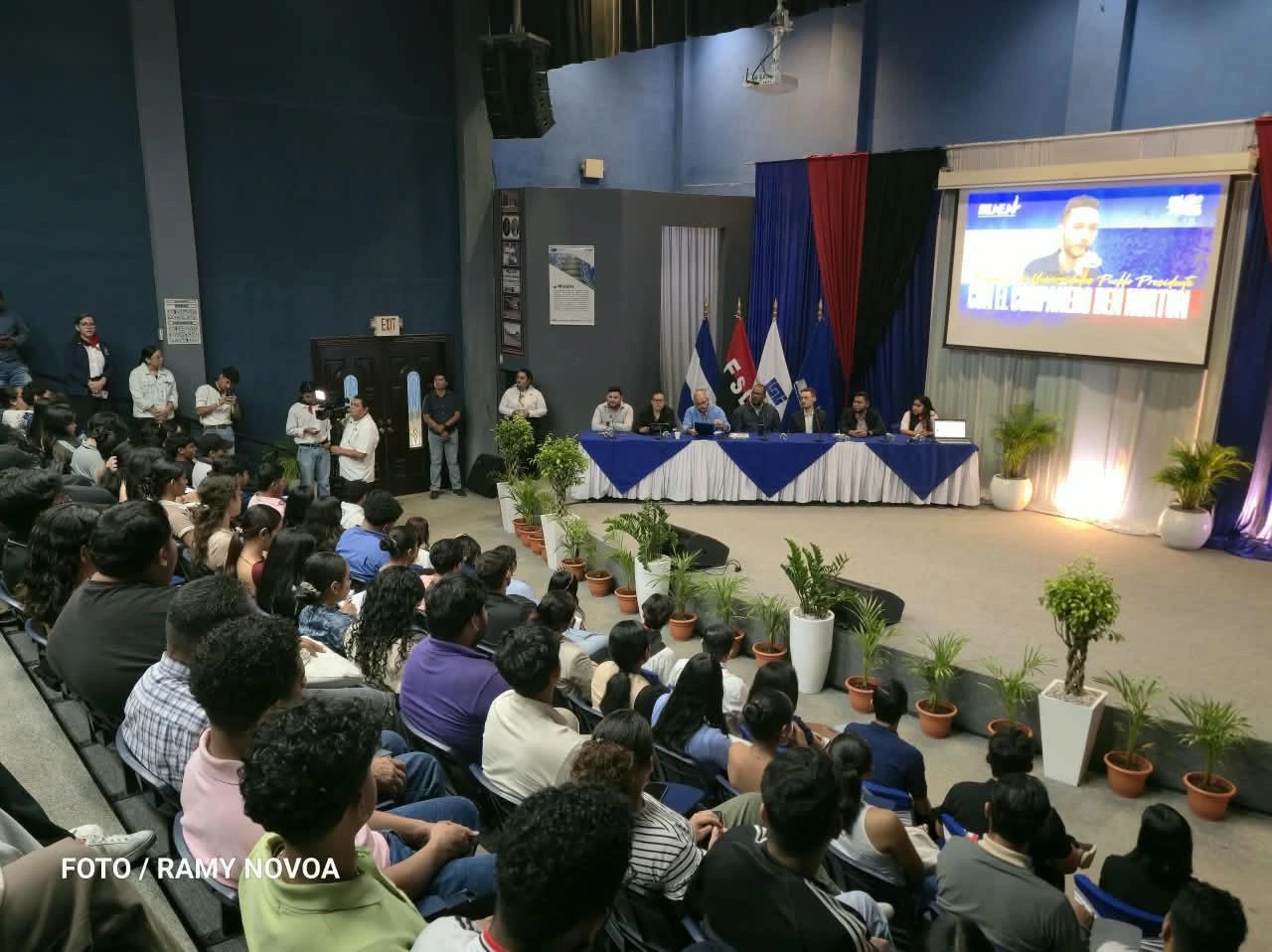 Compañero Comunicador Ben Norton fortalece capacidades comunicacionales de estudiantes de las Universidades Pueblo Presidente