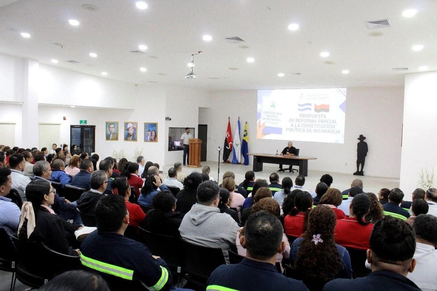Servidores públicos de ENEL participan en encuentro informativo sobre la Consulta Nacional de las Reformas Constitucionales