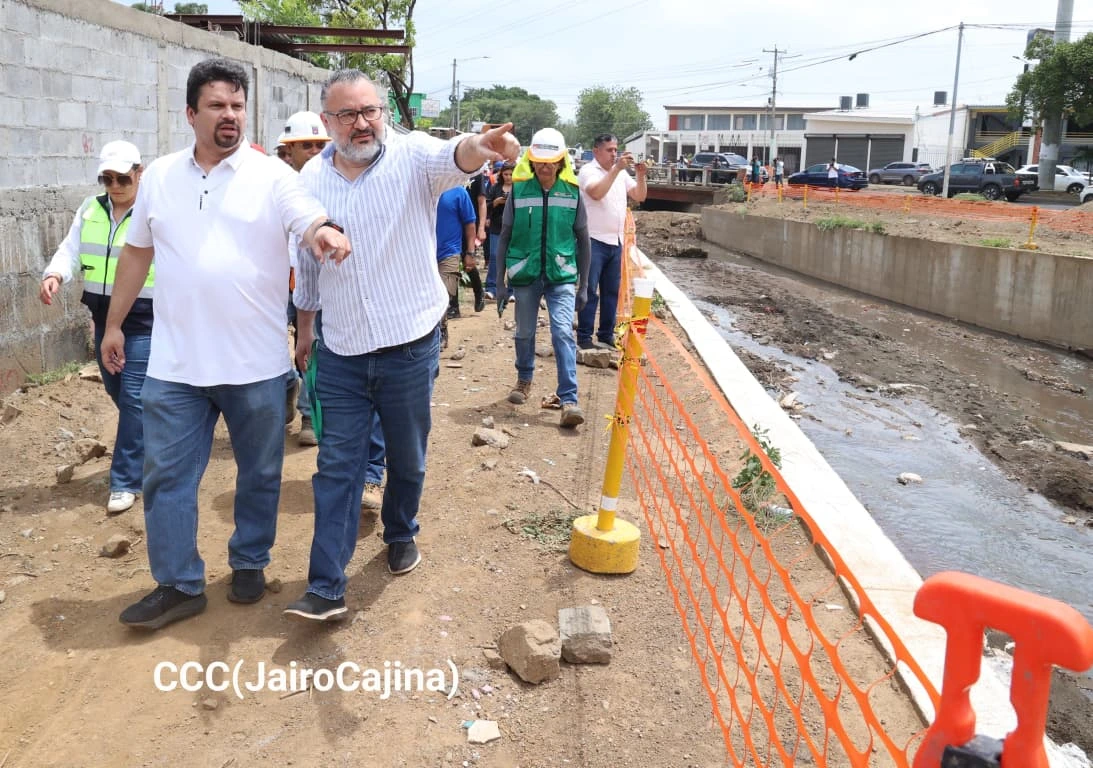 Sistema de drenaje de la Pista Héroes y Mártires de la Insurrección supera el 72 % de avance