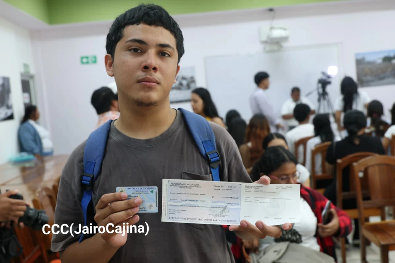 Segunda entrega de Becas Universitarias Pueblo Presidente beneficia a 864 estudiantes de la UNA