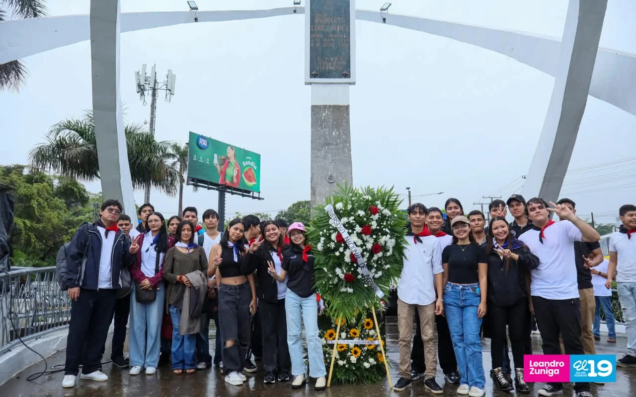 Ofrendas florales y música revolucionaria acompañan homenaje a Rigoberto López Pérez