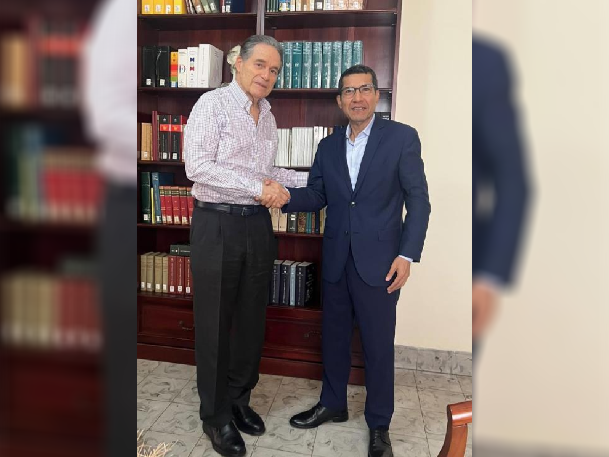 Embajada de Nicaragua realiza visita de cortesía al expresidente panameño Arístides Royo