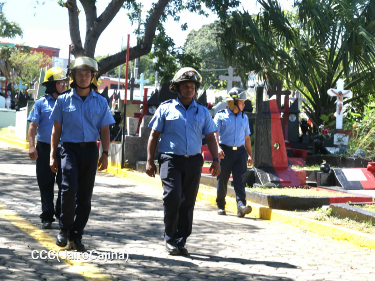 Bomberos Unidos inspeccionan cementerios de Managua previo al Día de los Fieles Difuntos