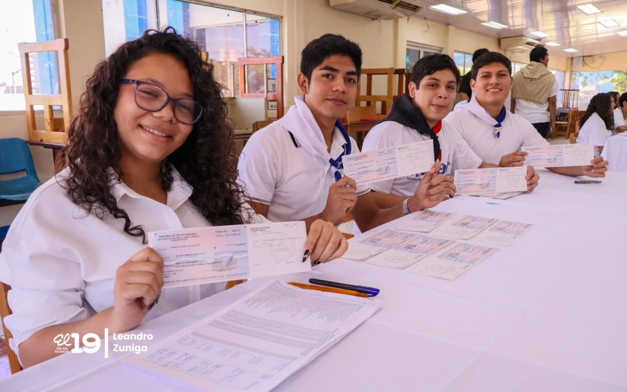 Juventud universitaria recibe Becas Pueblos Presidente para continuar avanzando en su formación profesional